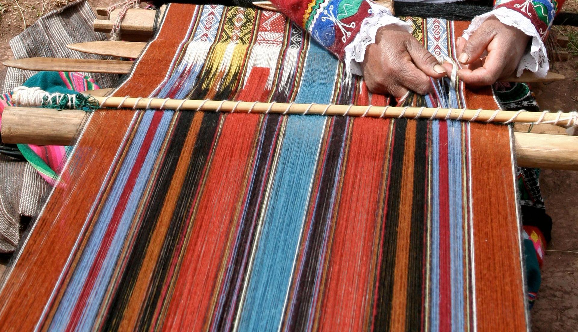 Weaving a multi-coloured blanket