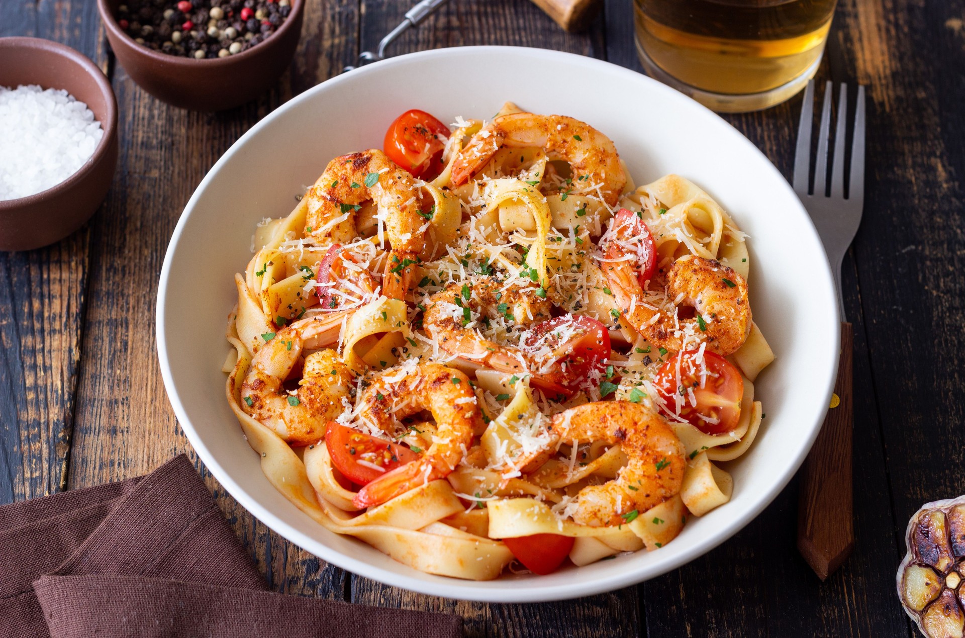 Pasta with shrimps, tomatoes and cheese. Healthy eating. Italian food.